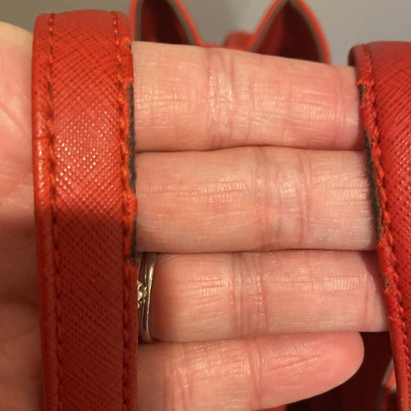 Liz Claiborne Little Red Handbag, Gently Used Compact/roomy. Very Cute Stylish - Picture 7 of 10